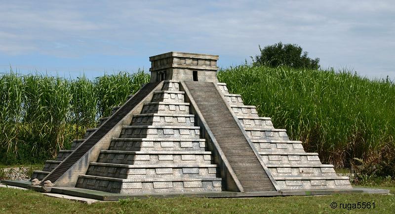 Pyramide El Castillo.jpg